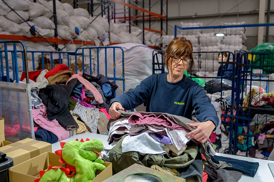 Humana recupera más de 8.000 toneladas de ropa en España con un fin social y ambiental