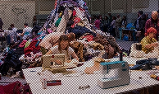 Alumnos de Gestión Industrial de Moda de la UDC participaron en el Maratón de Reciclaje Textil Creativo 