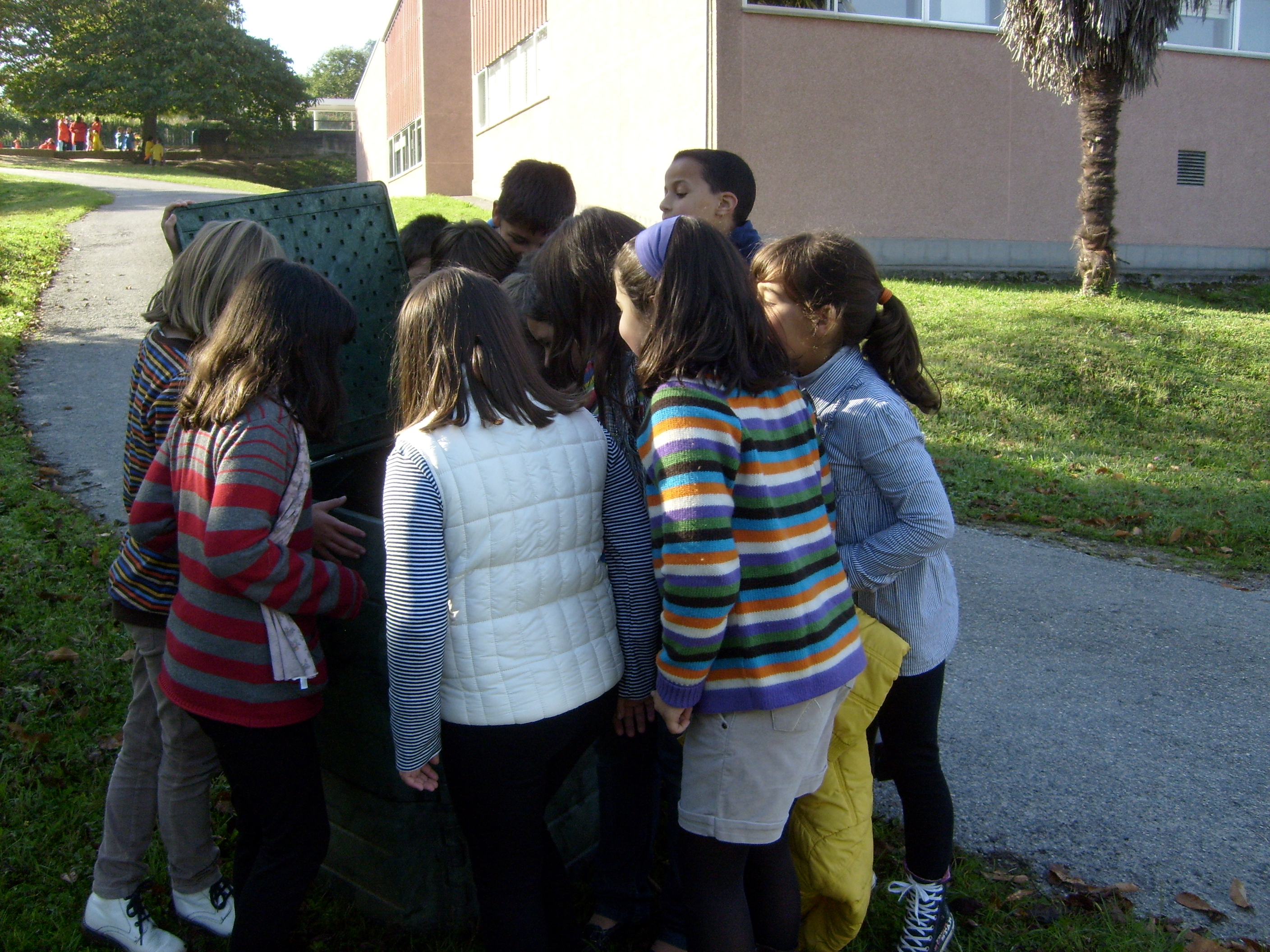 Cerca de 130 colegios gallegos practican el autocompostaje con la ayuda de Sogama