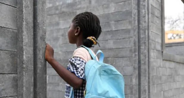 Aulas fabricadas con plástico reciclado para los niños más vulnerables de África