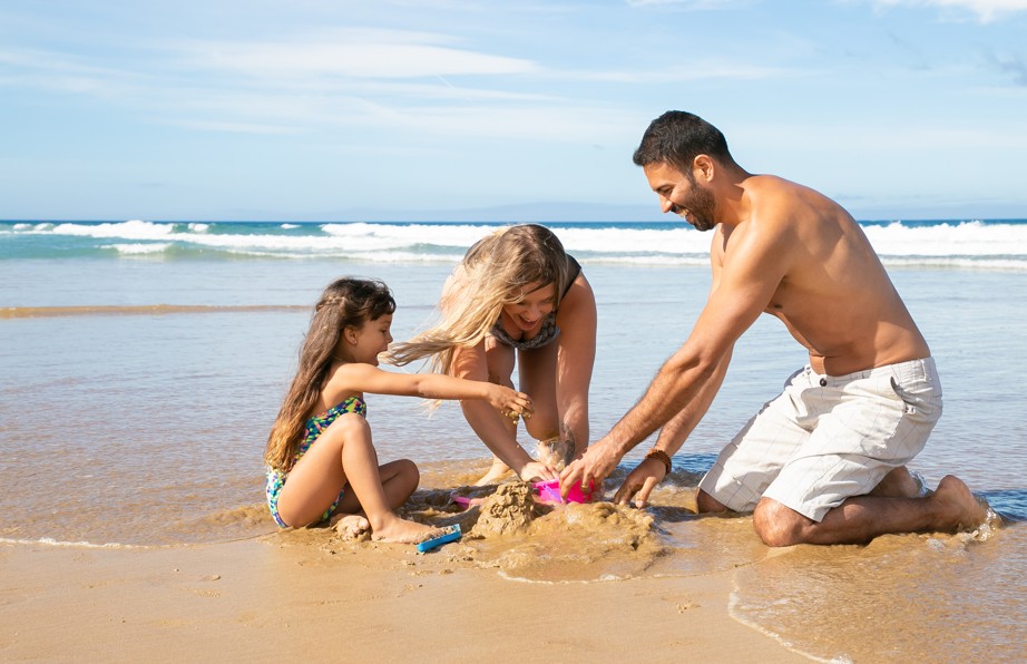 Familia xogando nunha praia