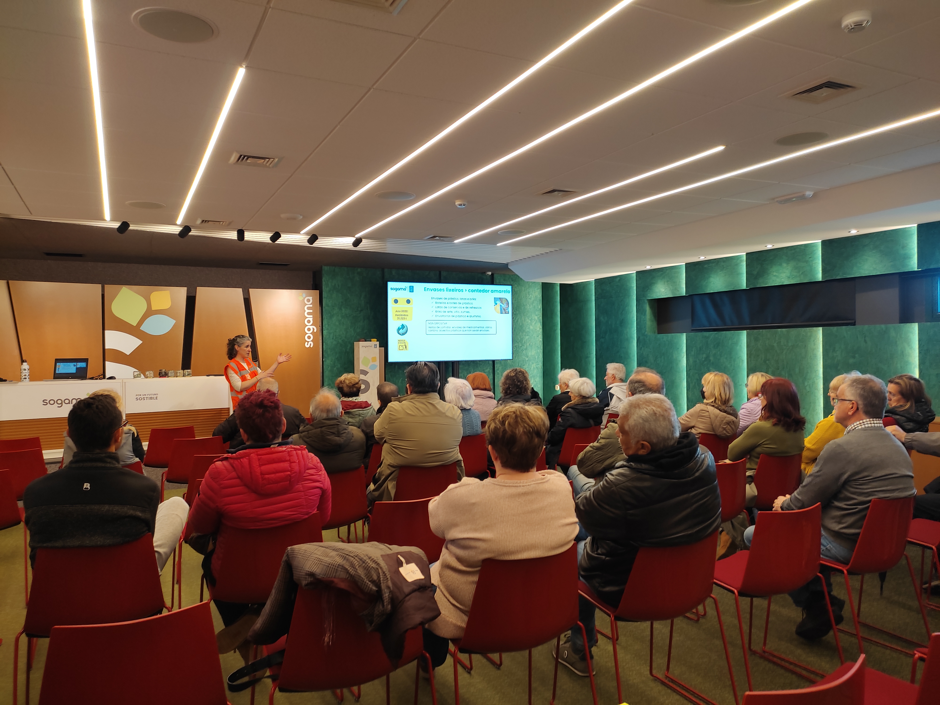 Charla no salón de actos