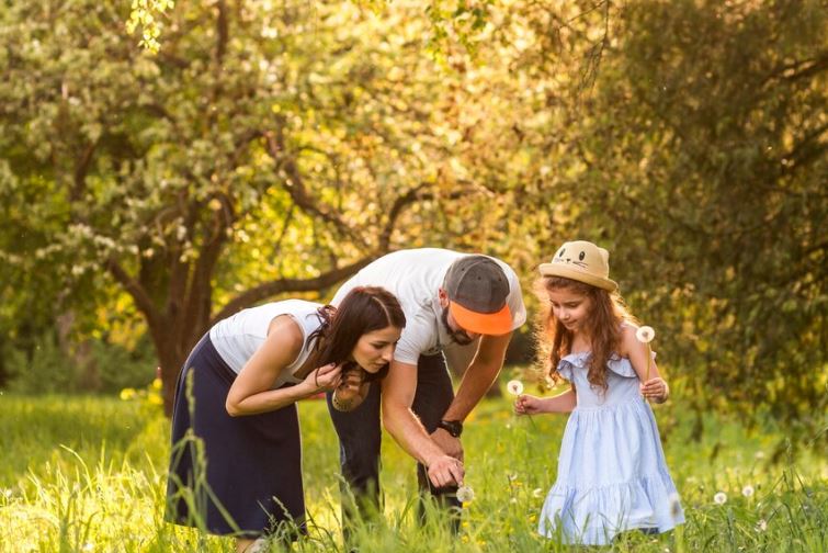 Imagen familia en el campos_Freepik