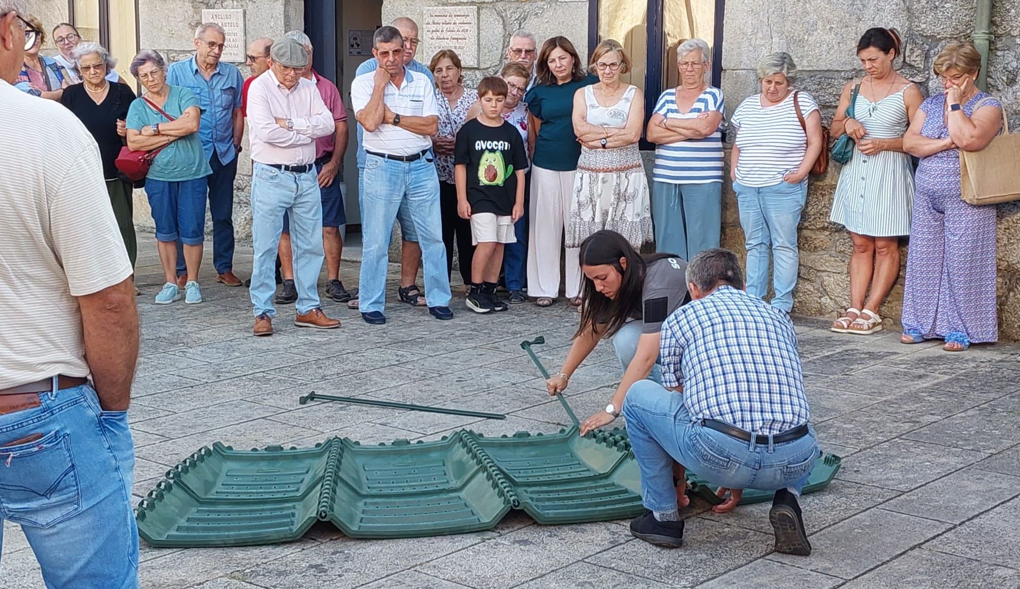 Montaje compostador en curso A Baña