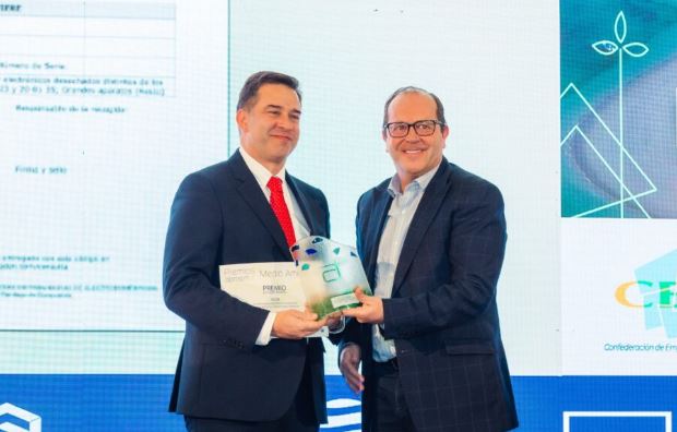 Entrega premio por el presidente de Sogama en la edición anterior