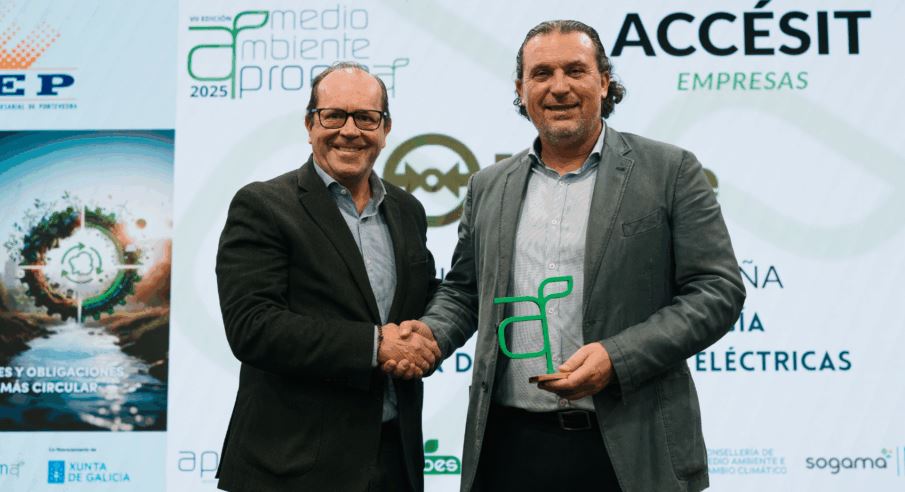 Entrega de accésit por parte de Javier Domínguez 