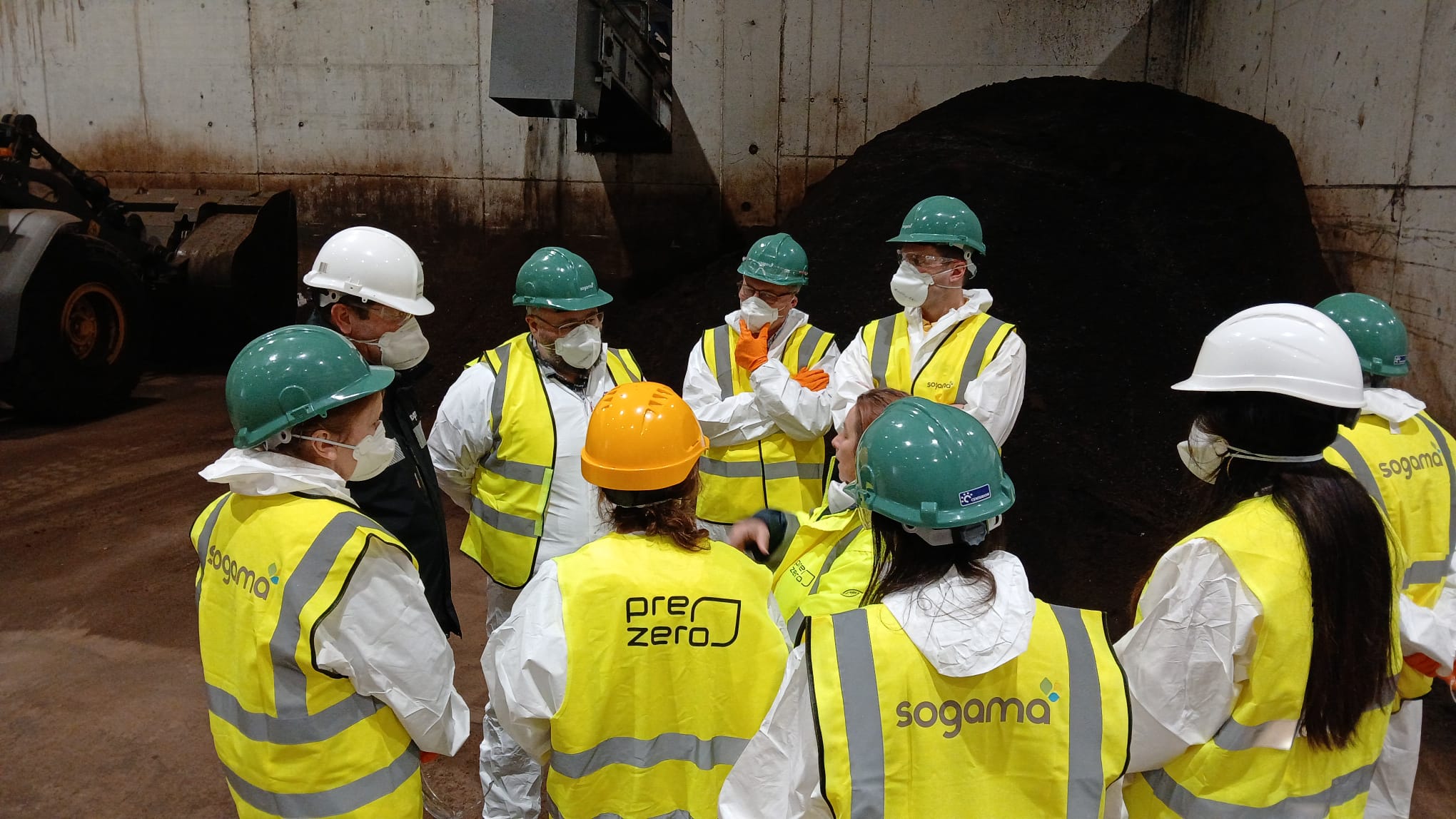 Momento de la visita a la planta de compostaje de Vilanova de Arousa