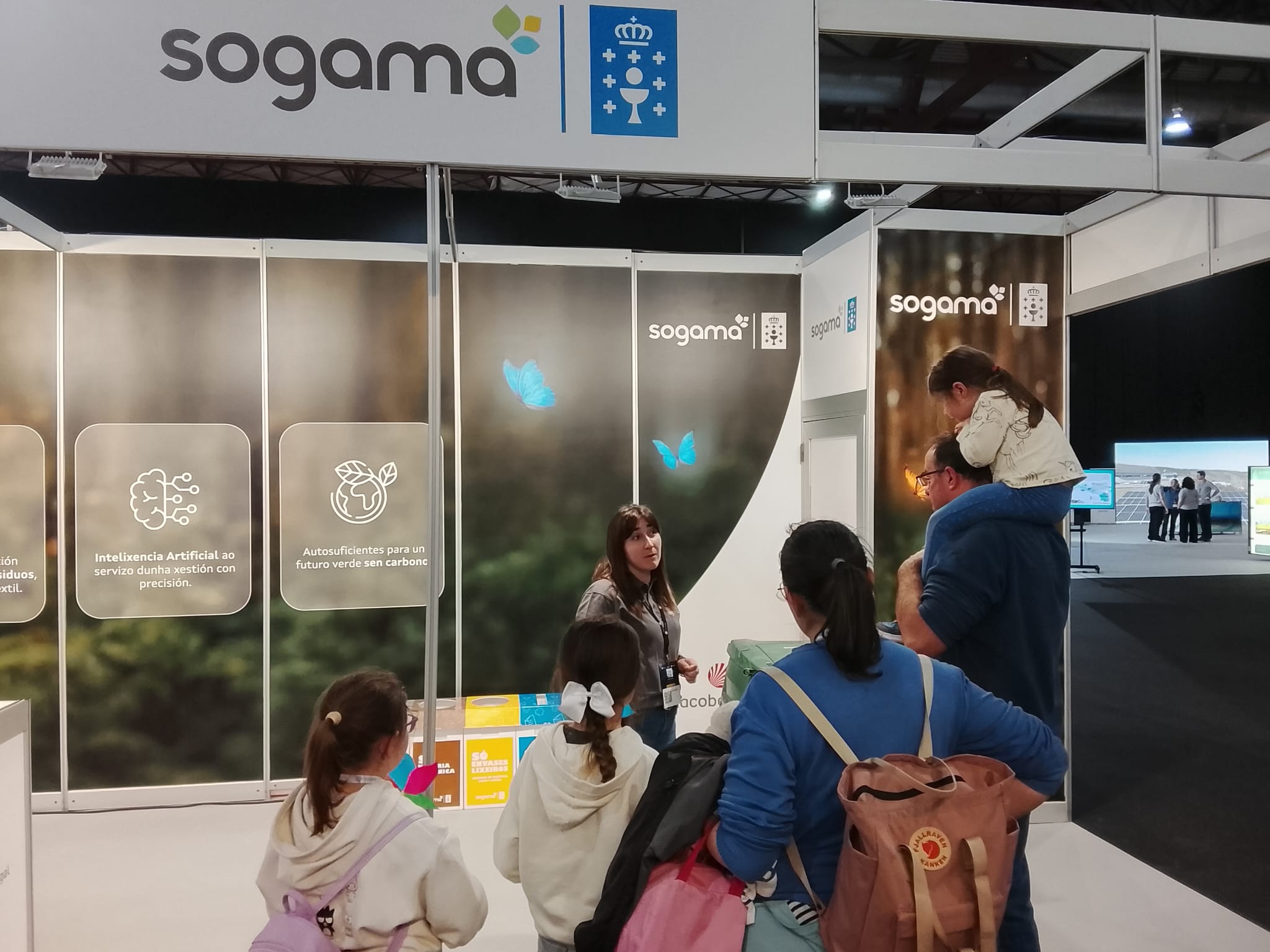 Visita de una familia al stand de Sogama en Enerxétika