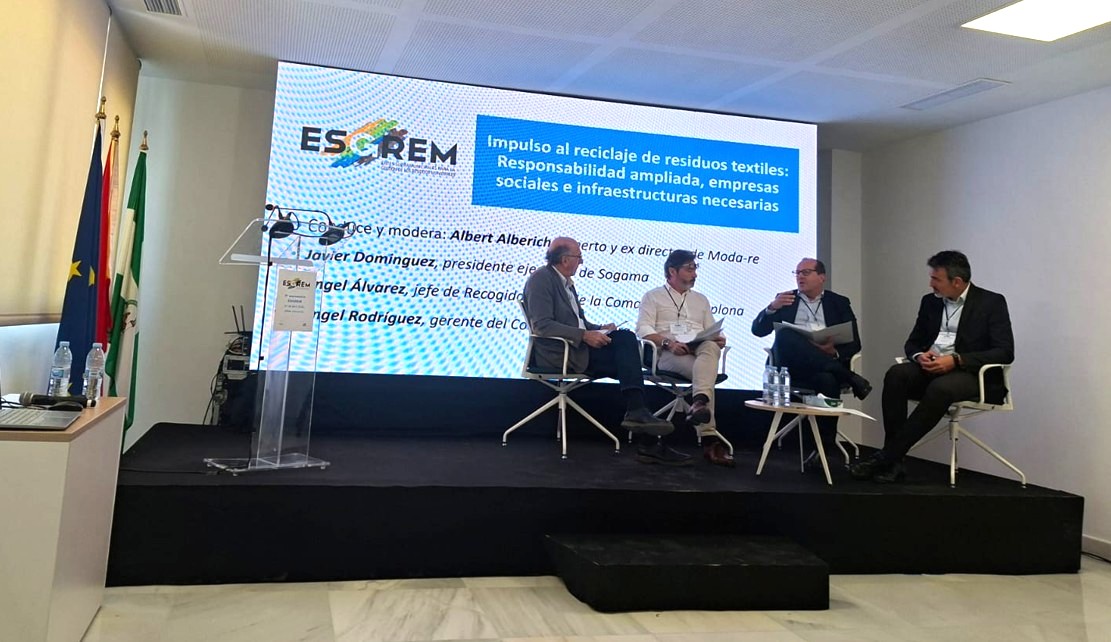 Momento de la tertulia sobre reciclaje de textil