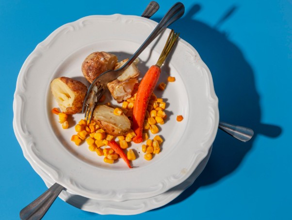 Plato con restos de comida