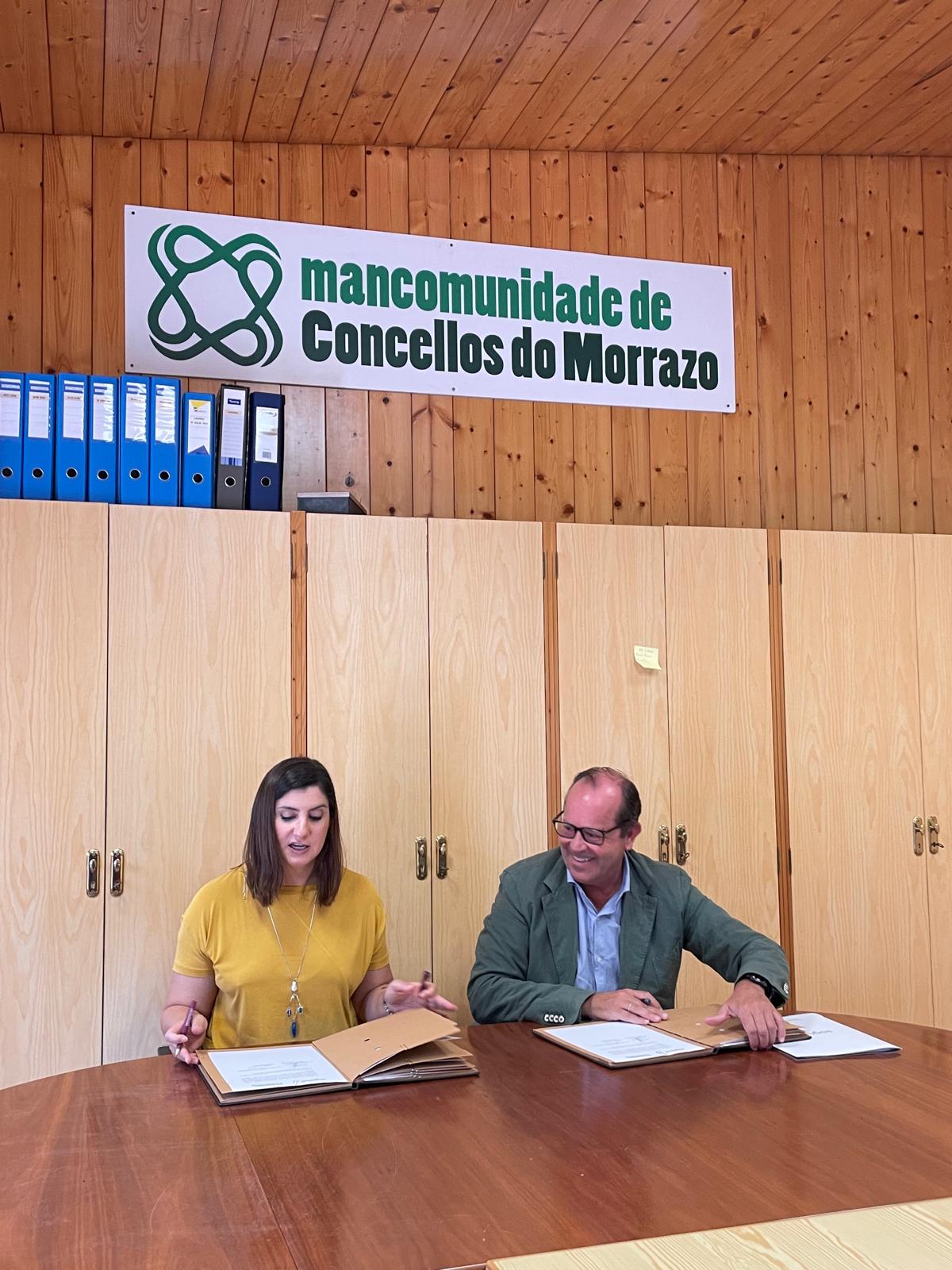 Momento de la firma del convenio por el presidente de Sogama y la presidenta de la Mancomunidad del Morrazo