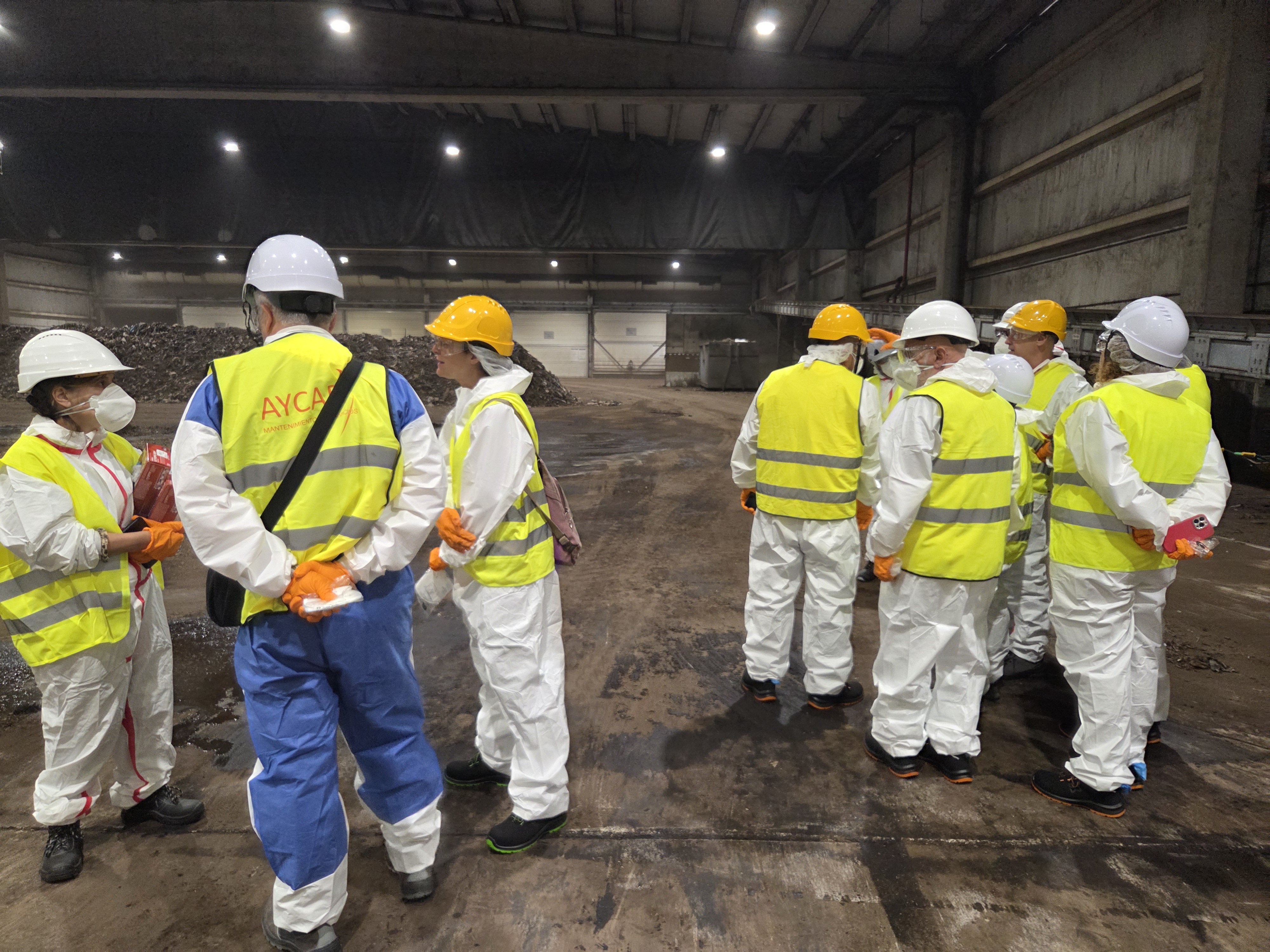 Grupo en planta de compostaje de Vilanova de Arousa