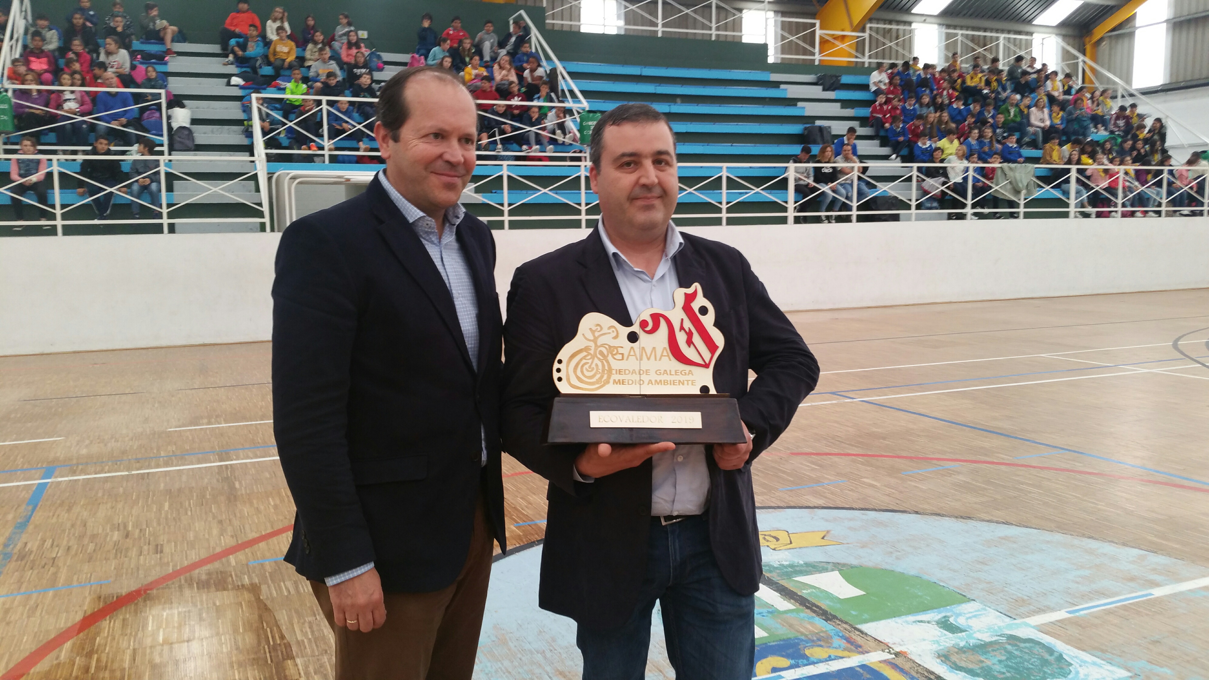 El presidente de Sogama entrega al IES Xograr Afonso Gómez de Sarria el Premio Ecovaledor El presidente de Sogama entrega al IES Xograr Afonso Gómez de Sarria el Premio Ecovaledor