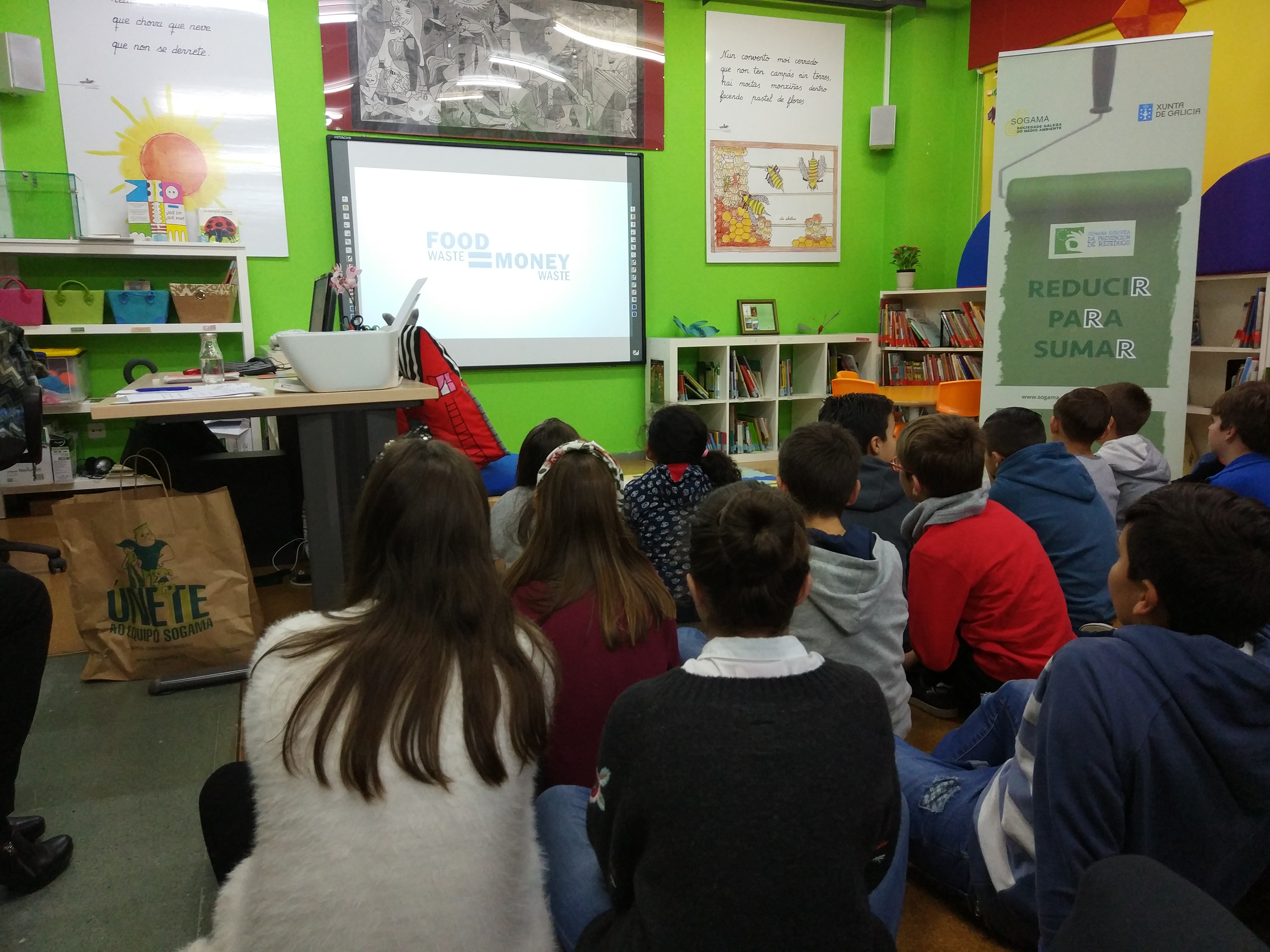 Escolares de Cangas se instruyen en la mejor gestión de los residuos con la ayuda de Sogama Escolares de Cangas se instruyen en la mejor gestión de los residuos con la ayuda de Sogama