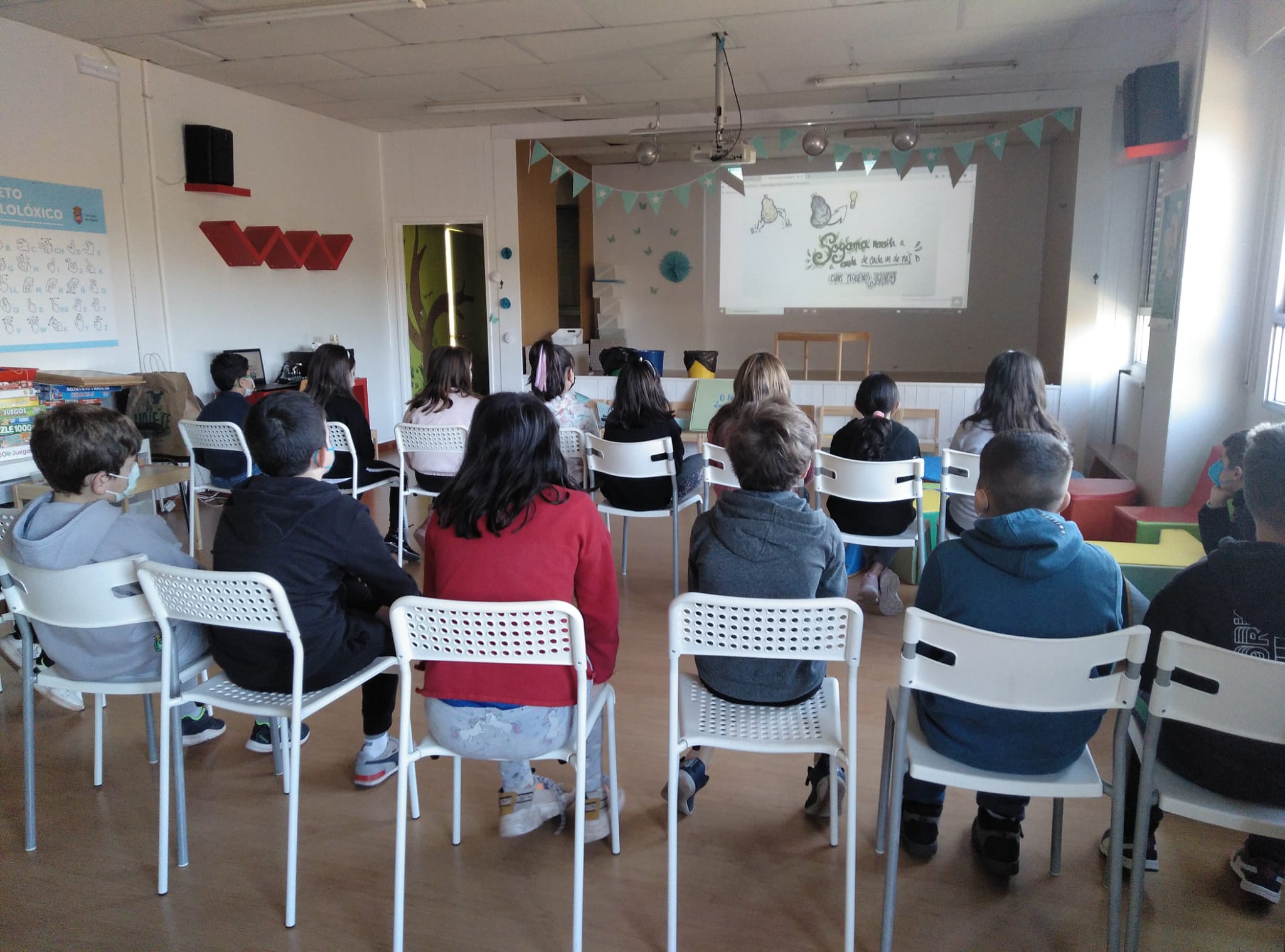 Escolares de Salvaterra, Tui y Nigrán son instruidos en el reciclaje por parte de educadores de Sogama Escolares de Salvaterra, Tui y Nigrán son instruidos en el reciclaje por parte de educadores de Sogama