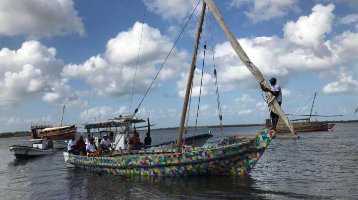 El barco de vela fabricado con residuos plásticos inicia su periplo medioambiental