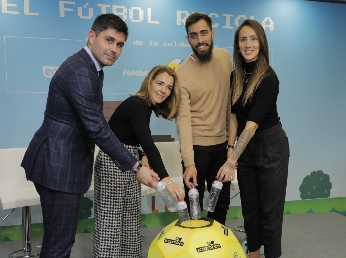 "El fútbol recicla", nueva campaña para fomentar el reciclaje en la práctica de este deporte "El fútbol recicla", nueva campaña para fomentar el reciclaje en la práctica de este deporte