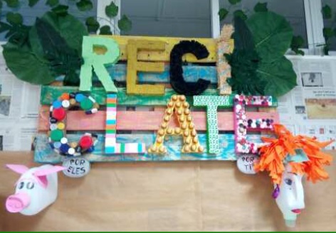 "Recíclate por ti, por ellos", título de la obra reciclada del CEIP Rubiáns de Vilagarcía "Recíclate por ti, por ellos", título de la obra reciclada del CEIP Rubiáns de Vilagarcía