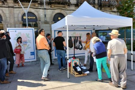 El Penal de Monterroso, con el apoyo de Sogama, reparte en Lugo bolsas elaboradas por los internos