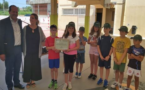 Javier Domínguez entrega el 3º premio de "Recíclate" al CEIP Celso Emilio Ferreiro