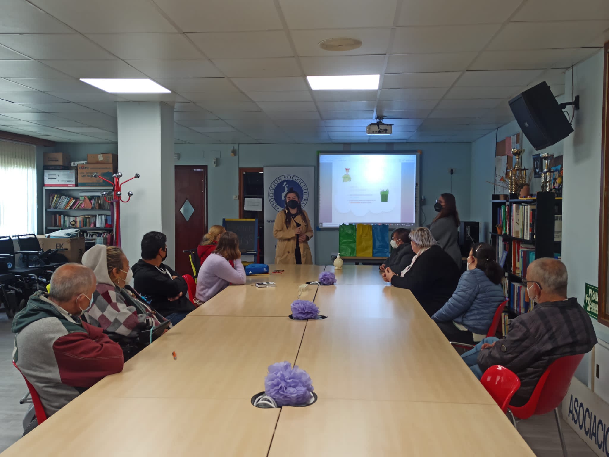 Educadores de Sogama imparten una jornada lúdico-formativa en ASCM de Ferrol
