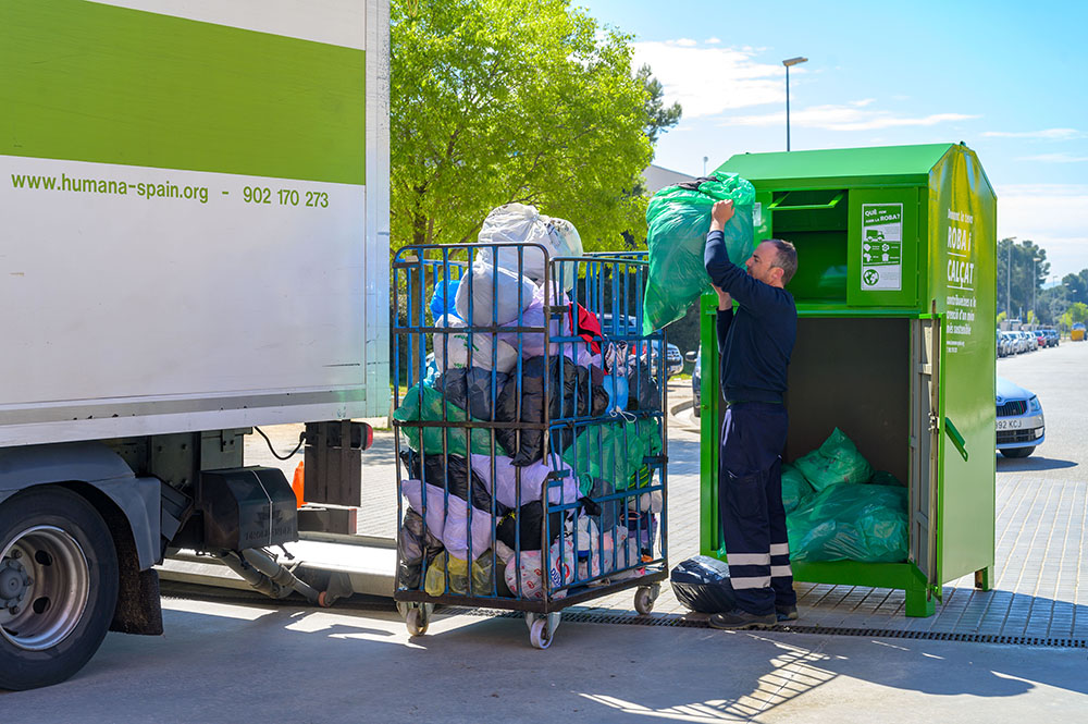 Los contenedores de Humana recuperan 1.451 t de textil usado en Galicia para darles una segunda vida Los contenedores de Humana recuperan 1.451 t de textil usado en Galicia para darles una segunda vida