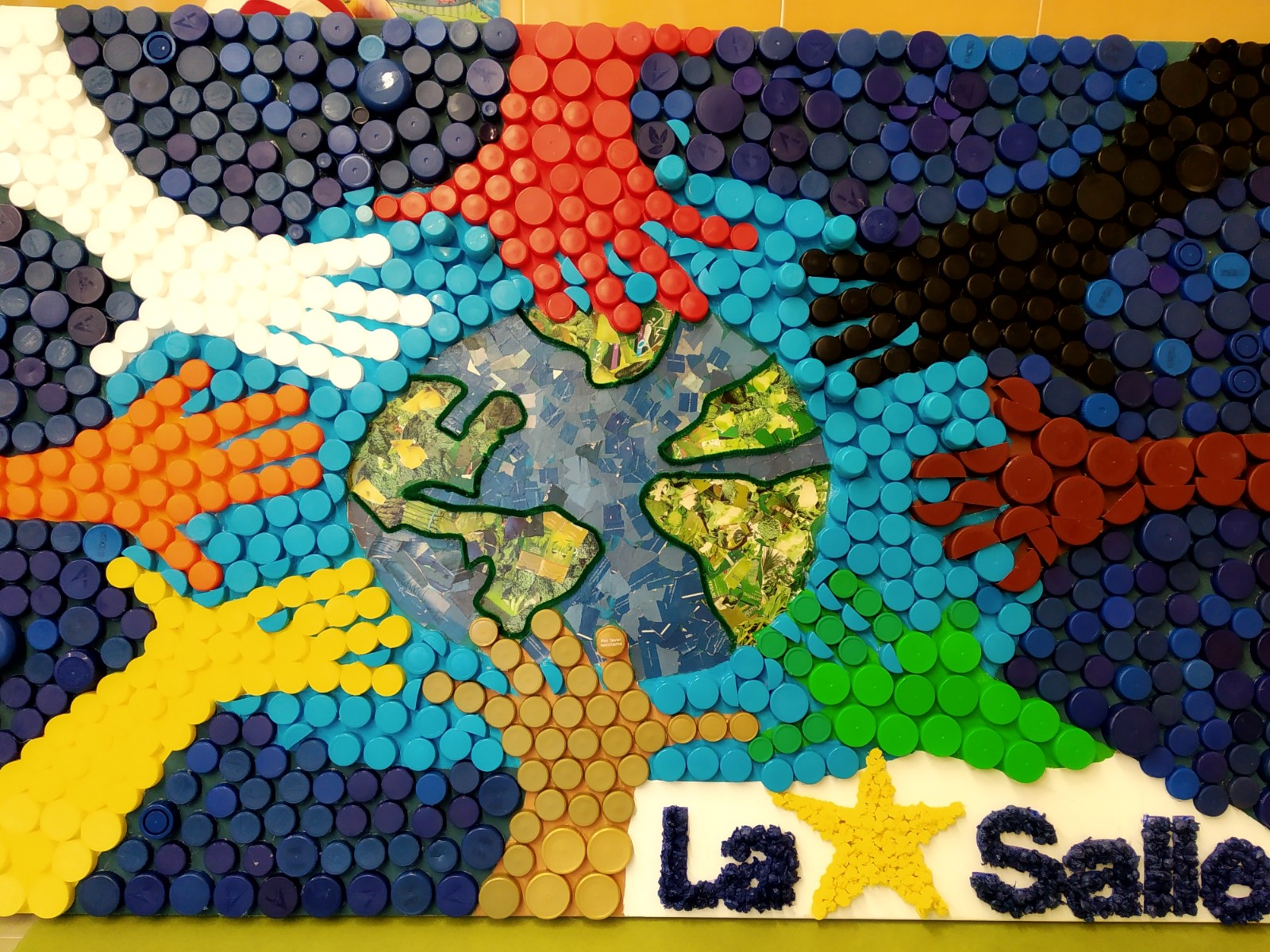 El mundo está en nuestras manos, obra con residuos elaborada por el colegio La Salle de Santiago
