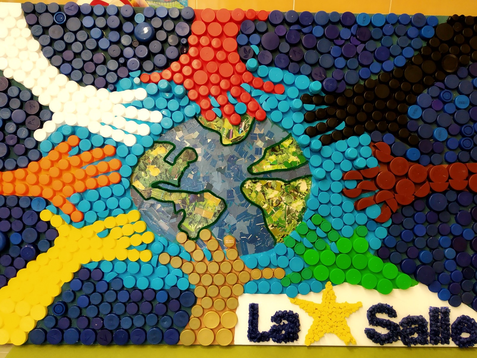 El mundo está en nuestras manos, obra con residuos elaborada por el colegio La Salle de Santiago El mundo está en nuestras manos, obra con residuos elaborada por el colegio La Salle de Santiago