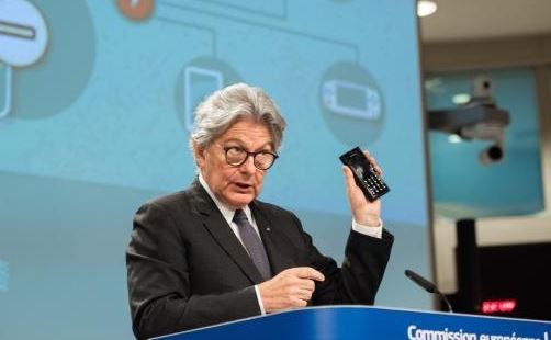 La CE propone un cargador único para los dispositivos electrónicos, medida que reducirá los RAEE