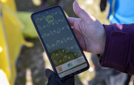 Objetos de plástico, colillas y botellas, los residuos más habituales en el campo, bosques y montes Objetos de plástico, colillas y botellas, los residuos más habituales en el campo, bosques y montes