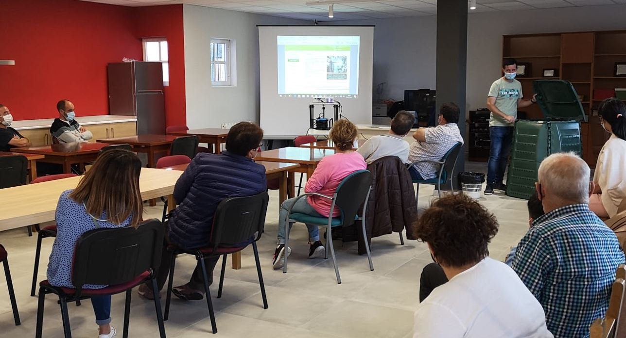 Los vecinos de Castroverde aprenden la técnica del autocompostaje con el asesoramiento de Sogama