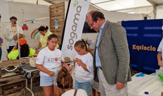 Javier Domínguez visita “Reciclaje Creativo”, el espacio de Equiocio para la educación ambiental Javier Domínguez visita “Reciclaje Creativo”, el espacio de Equiocio para la educación ambiental