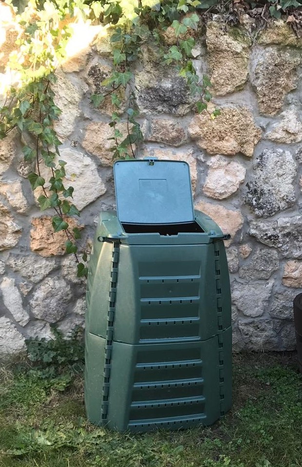 Sogama reparte 235 compostadores entres seis concellos que apuestan por ampliar el autocompostaje Sogama reparte 235 compostadores entres seis concellos que apuestan por ampliar el autocompostaje