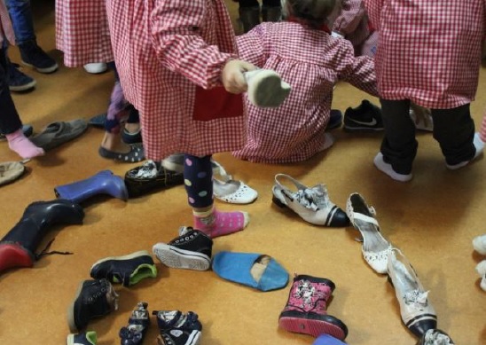 Haciendo arte con zapatos fuera de uso