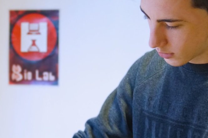 Un joven científico propone sustituir los vasos plásticos por otros biodegradables a partir de algas Un joven científico propone sustituir los vasos plásticos por otros biodegradables a partir de algas
