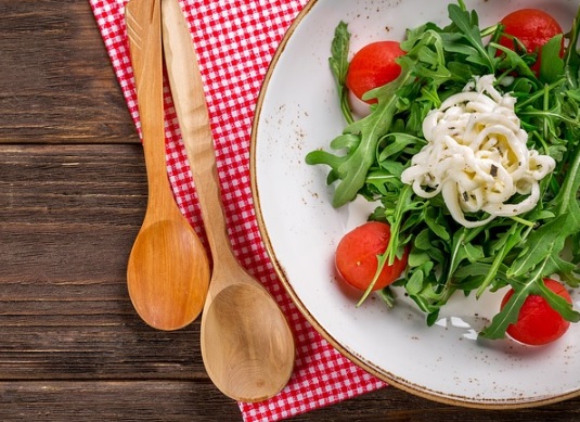 Ocho de cada diez hogares españoles reconoce tirar alimentos y bebidas a la basura