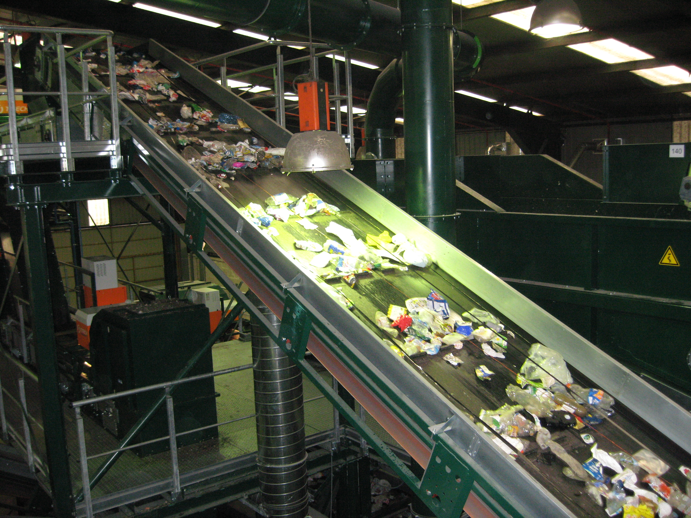 Baja la producción de residuos en julio y se mantiene al alza el reciclaje de envases ligeros Baja la producción de residuos en julio y se mantiene al alza el reciclaje de envases ligeros