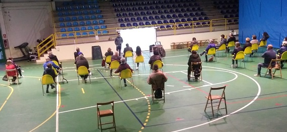 Sogama forma en la técnica del compostaje doméstico al vecindario de la localidad coruñesa de Dodro Sogama forma en la técnica del compostaje doméstico al vecindario de la localidad coruñesa de Dodro