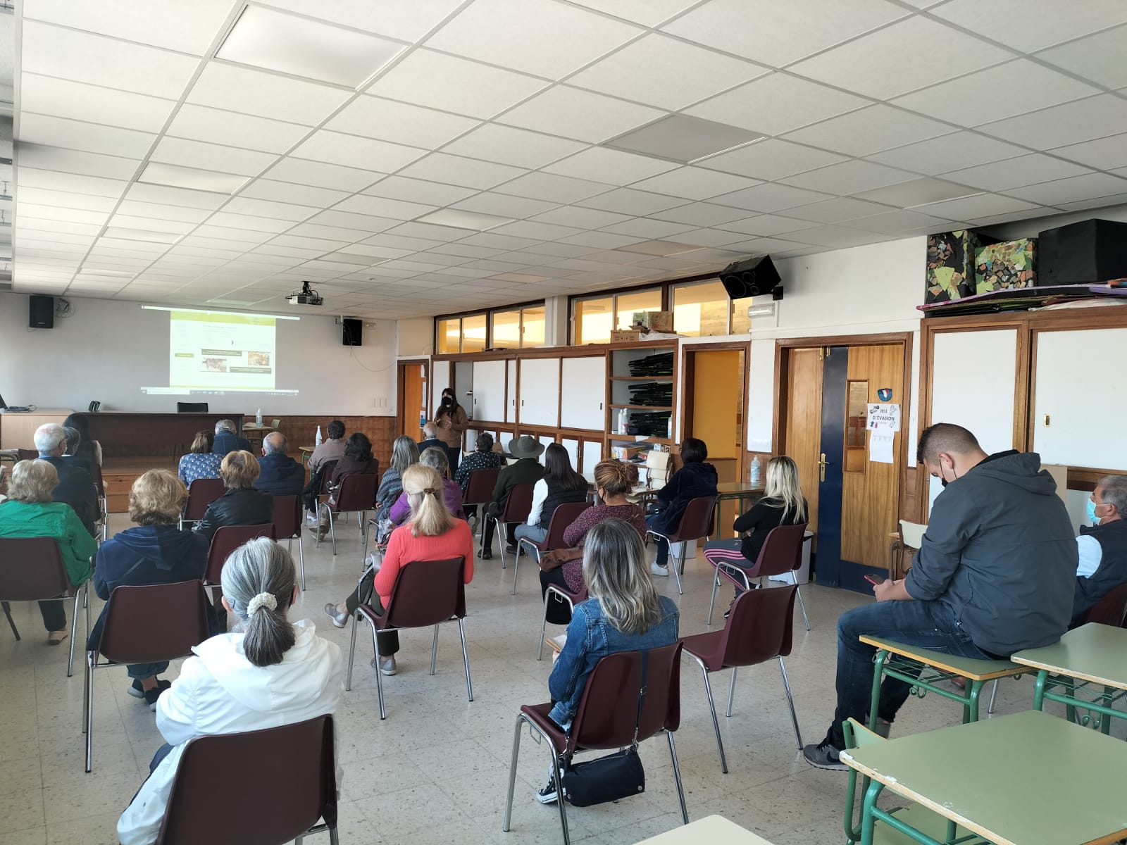 Técnicos de Sogama forman a los vecinos de Alfoz en el autocompostaje Técnicos de Sogama forman a los vecinos de Alfoz en el autocompostaje