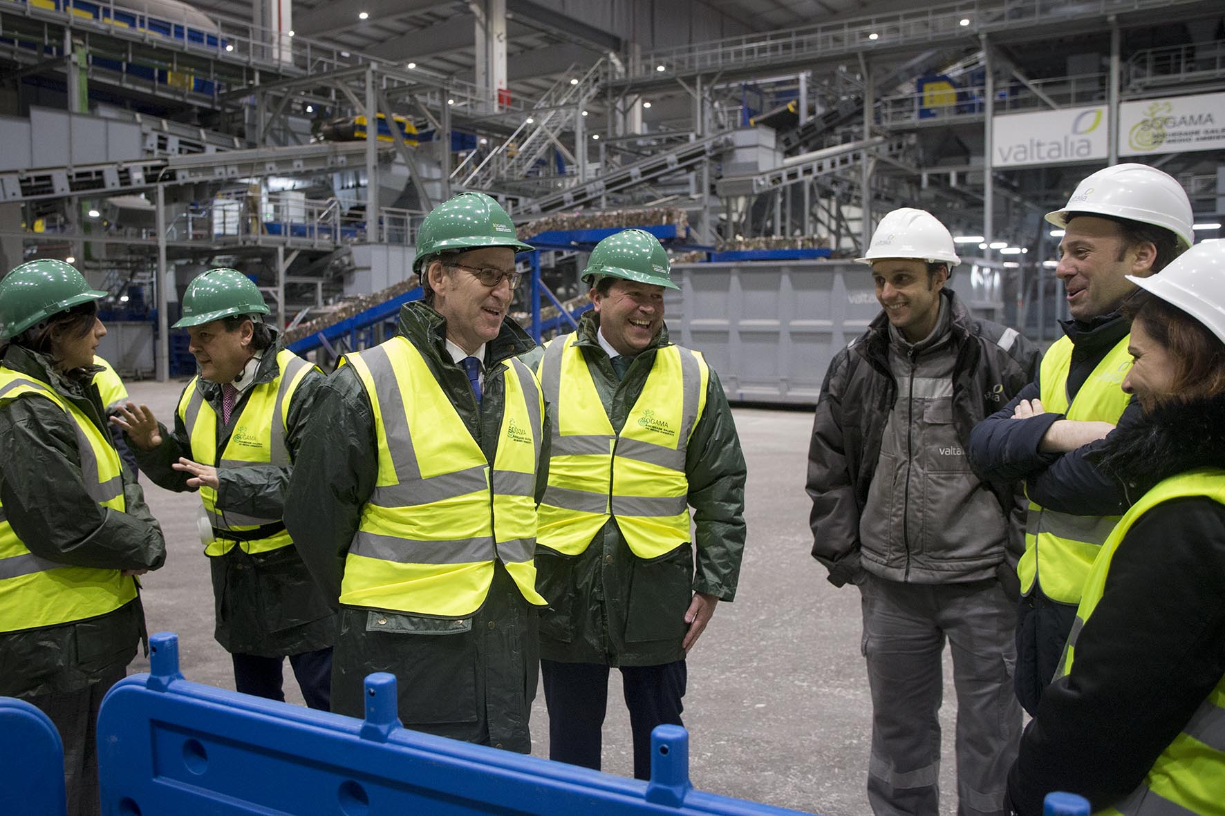 Feijóo destaca que los concellos pagarán un 10% menos en el canon de Sogama siempre que reciclen más y trasladen esa rebaja a los hogares Feijóo destaca que los concellos pagarán un 10% menos en el canon de Sogama siempre que reciclen más y trasladen esa rebaja a los hogares
