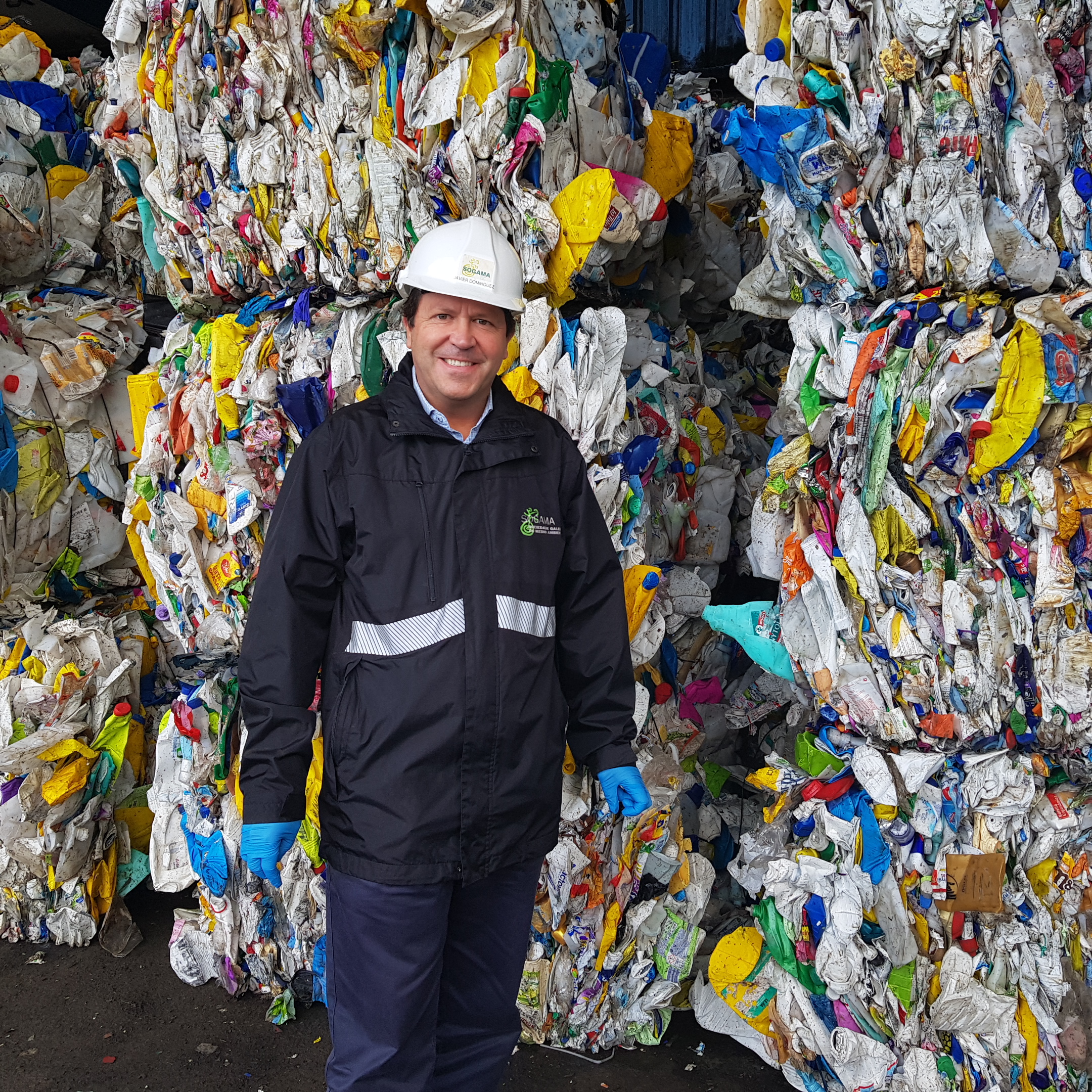 Javier Domínguez xunto a balas de materiais destinadas á reciclaxe