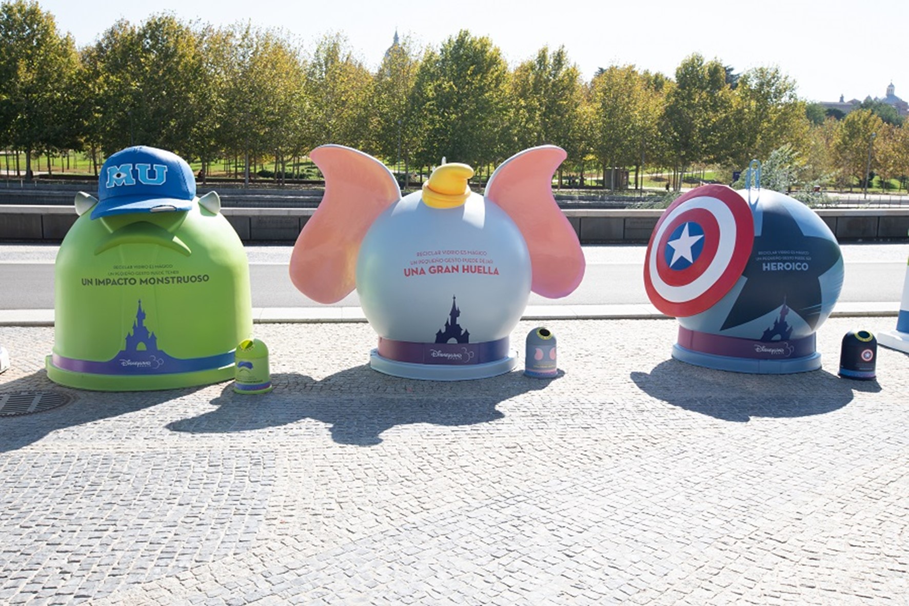 Imaxe iglús vidro con personaxes de Disneyland París