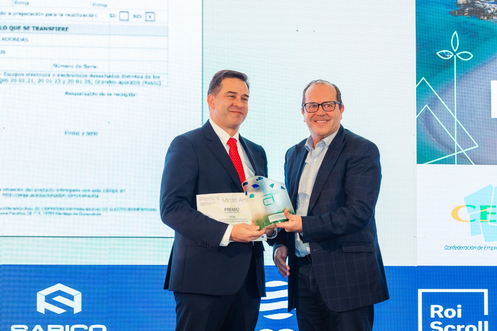 Entrega premio polo presidente de Sogama a ADEM