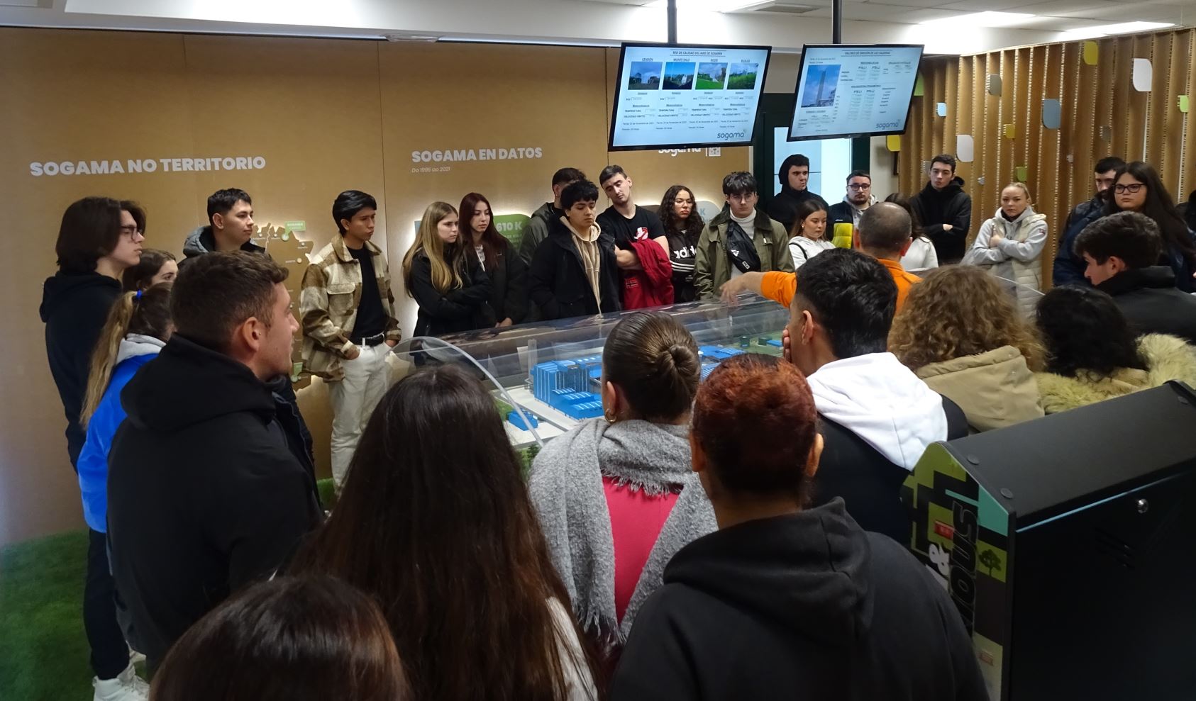 Momento da explicación na maqueta