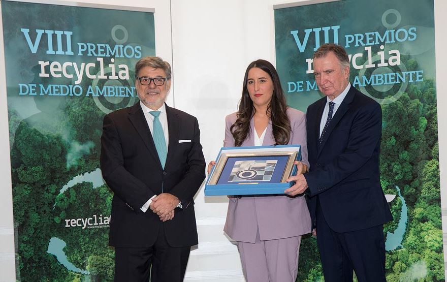 Entrega galardón a María Meizoso