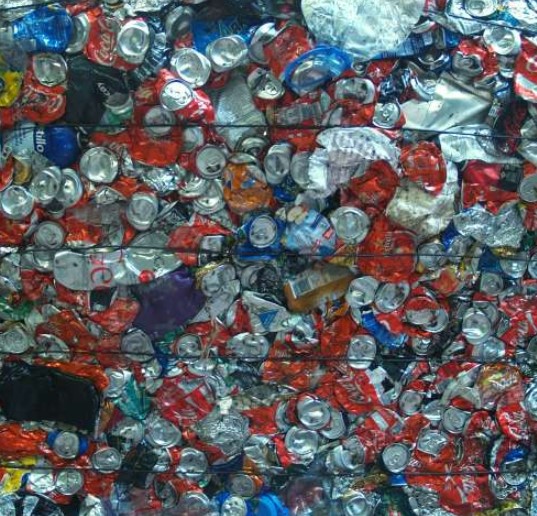 Latas prensadas con destino á reciclaxe