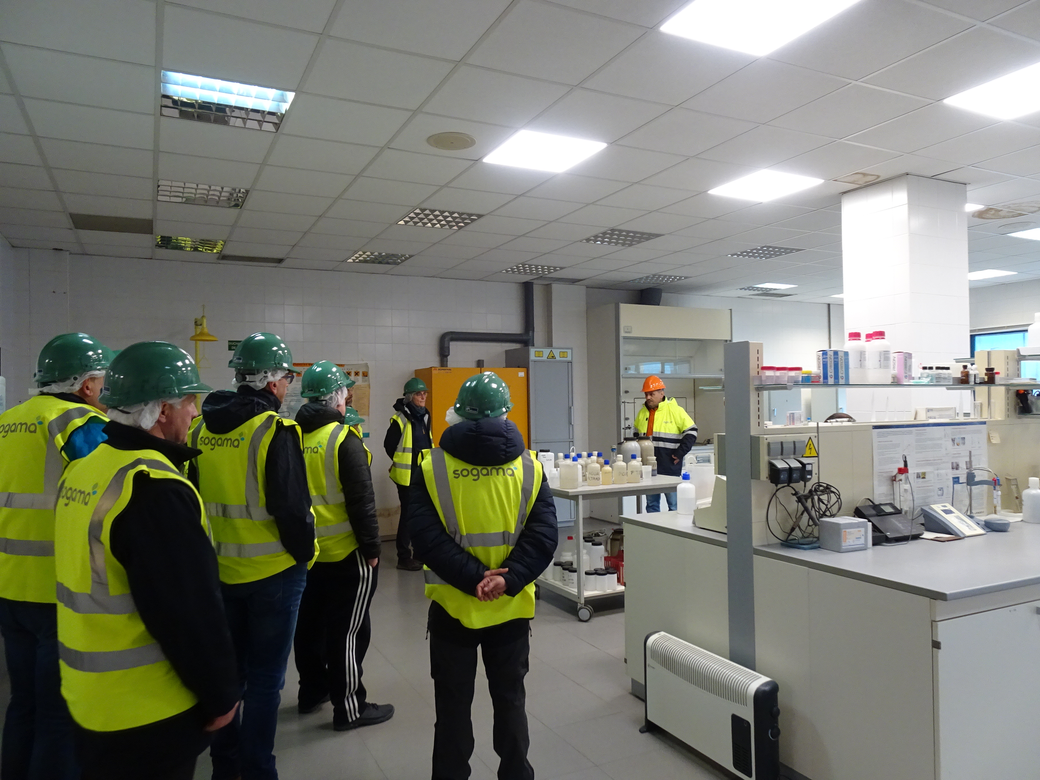 Grupo visitante en laboratorio da Planta Termoeléctrica