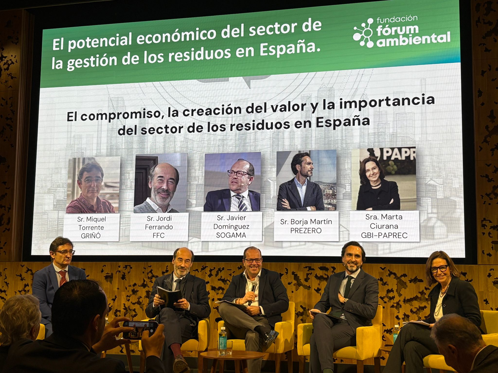 Mesa redonda moderada por Javier Domínguez