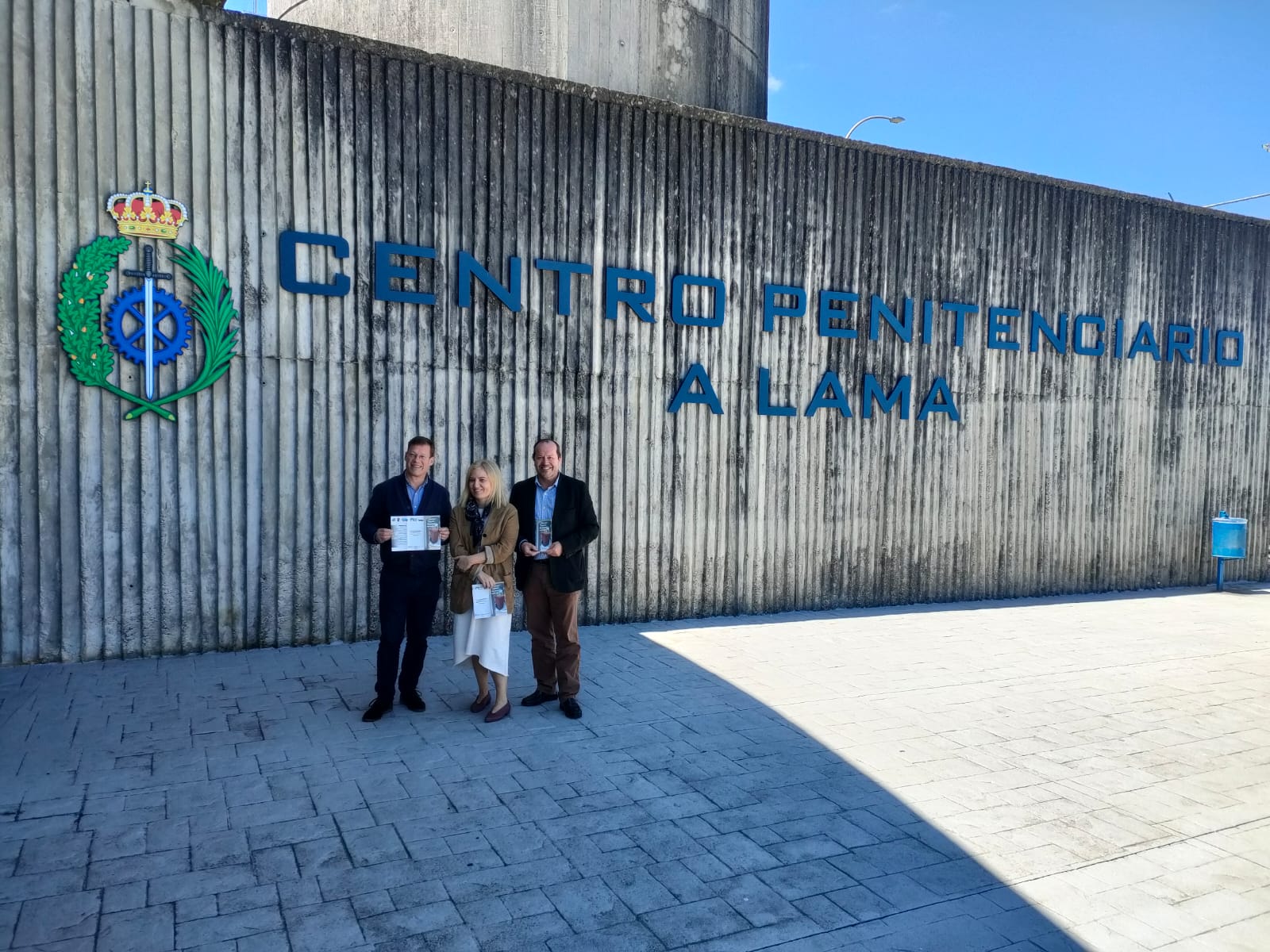 De izquierda a derecha: alcalde de A Lama, directora del Centro Penitenciario y presidente de Sogama