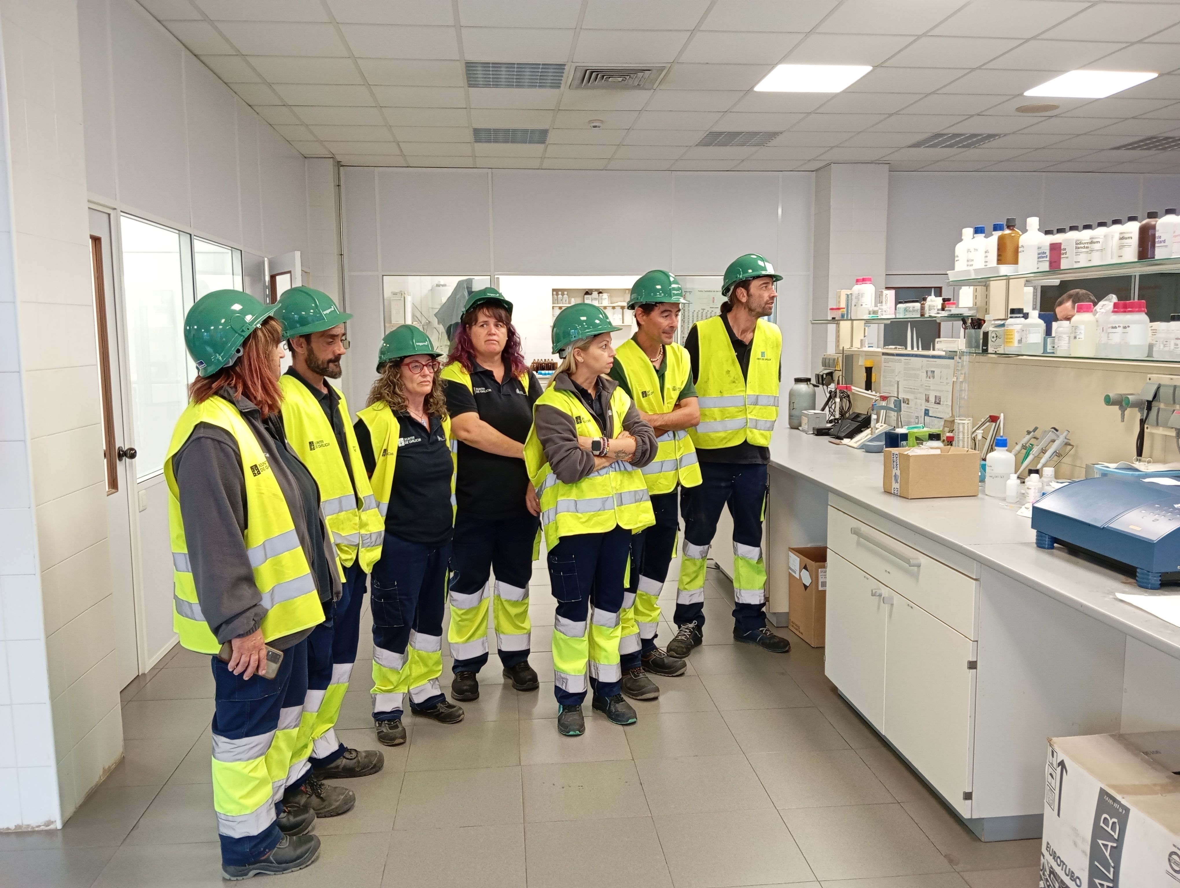 Grupo en laboratorio de la Planta Termoeléctrica